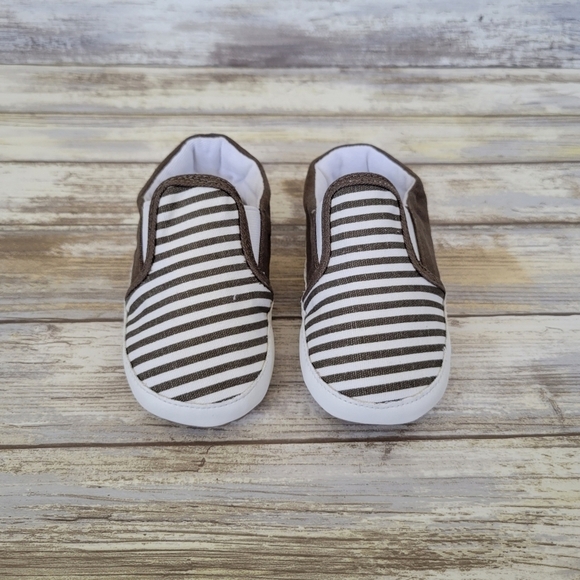 NWT Izzy & Roo Brown & White Striped Canvas Slip-On Shoes Baby Size 24-30 Months - Picture 2 of 9